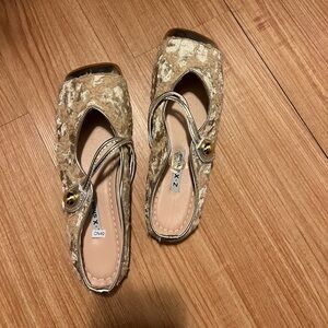 Elegant Beige Women's Shoes with Gold Accents